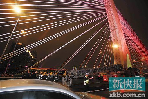昨日深夜，橋上東側(cè)空出兩條車道用來救援。