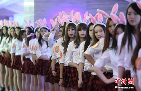 11月11日晚，一百位統(tǒng)一打扮的“兔女郎”現(xiàn)身南京新街口，逛街看電影玩快閃，走到哪里都被圍觀。