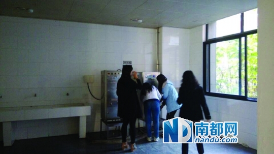 距接熱水的茶房約20米。 南都記者 張少杰 攝