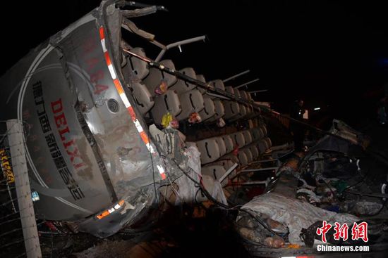 連霍高速甘肅段載50人客車側(cè)翻 連霍高速甘肅段載50人客車側(cè)翻