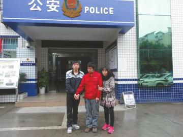 王江中和弟弟、大姑離開東南派出所前的合影。張文敏攝