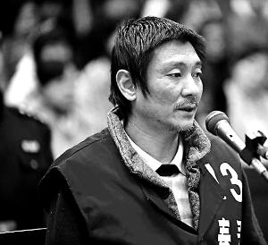 庭審時(shí)，鄭東稱自己想隨女兒一起去，請(qǐng)求法院判他死刑立即執(zhí)行