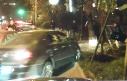 作案嫌疑車輛竄上綠化帶。（據(jù)警方視頻截圖）