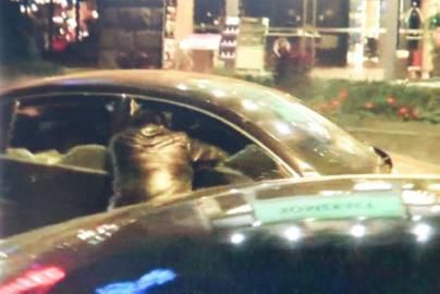 一警察試圖讓汽車停下。