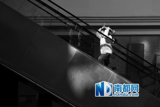 12月12日上午，正佳廣場內(nèi)，任淘淘在扶梯上奔跑玩耍。