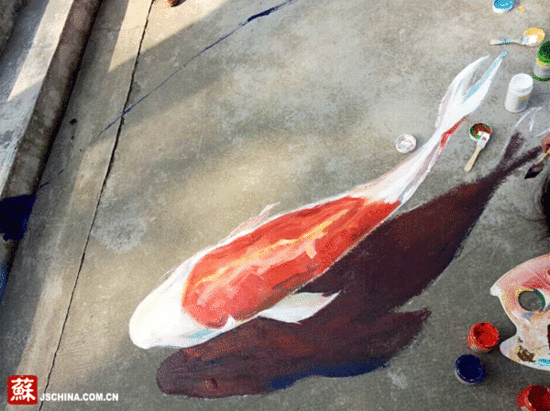 南京一高校內(nèi)現(xiàn)3D路面彩繪 魚兒在階梯 南京一高校內(nèi)現(xiàn)3D路面彩繪 魚兒在階梯