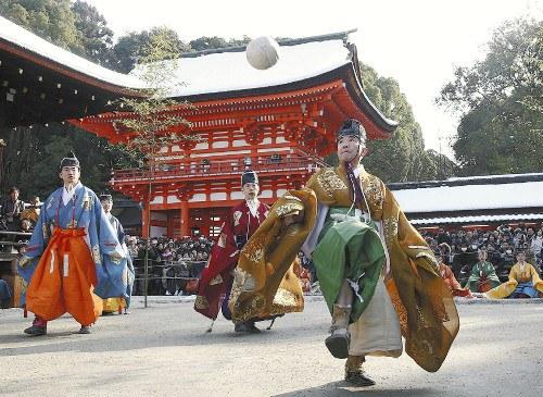 京都市左京區(qū)的下鴨神社舉行新年例行活動“蹴鞠”。