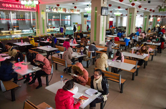 圖為在食堂內(nèi)復(fù)習(xí)的學(xué)生。