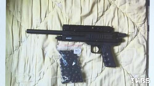 林姓男子使用的瓦斯鎮(zhèn)暴槍。圖自TVBS網(wǎng)站