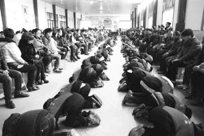 學(xué)生們在老師的指導(dǎo)下，一起給父母下跪謝恩。微博截圖