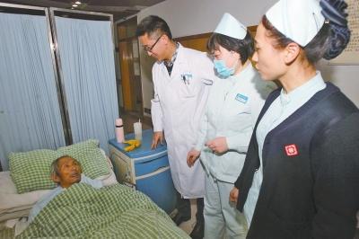 老人病治好了，可他卻一直躺在醫(yī)院的病床上。