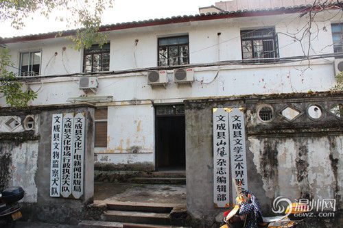 文成縣府大院除了主樓外，其他的基本為磚木結(jié)構(gòu)的兩層小樓