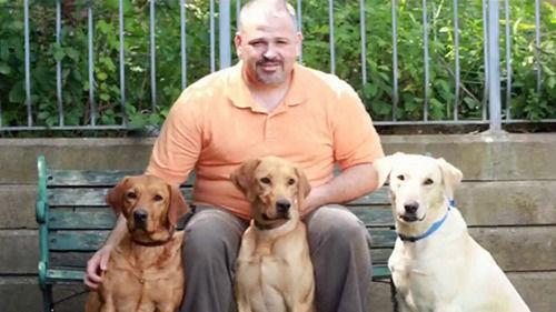 圖為吉姆和他的專業(yè)臭蟲探測犬在一起。