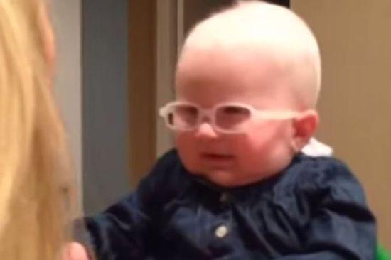 英國(guó)白化病兒童透過(guò)特制鏡片首次見親媽。