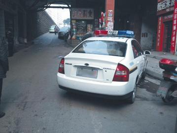 網友發(fā)帖稱警車亂停亂放 交警：一視同仁處罰