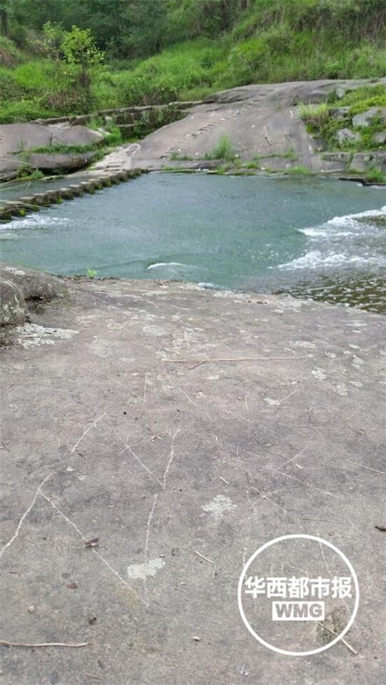 地上寫(xiě)著：ZZ，我喜歡你