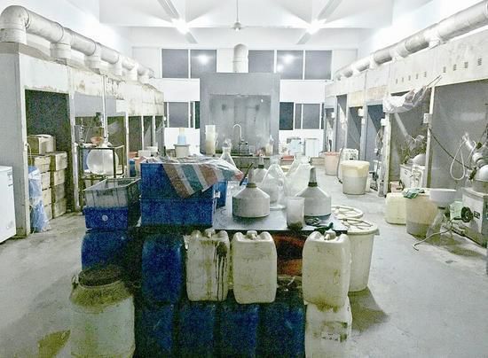 圖為制毒窩點(diǎn) 圖為制毒窩點(diǎn)