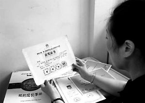 思念小寶的時候，李女士就一遍遍整理孩子留在家里的物品。