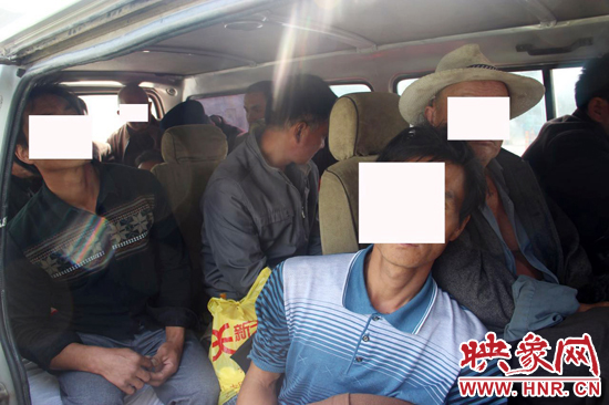 一輛8座的面包車(chē)竟然擠進(jìn)17個(gè)人。