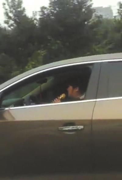 成都一女司機(jī)開車K歌遭查 不忘與對面司機(jī)互動(dòng)