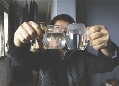 邵先生展示地下水左和自來水 邵先生展示地下水左和自來水