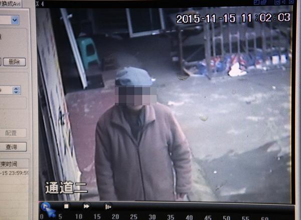 2015年11月17日，鄰居家的監(jiān)控在事發(fā)當(dāng)天拍到老人生前遺像。澎湃新聞記者 雍凱 圖
