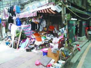 工作人員清理前，阿姨家周?chē)缟健? complete=