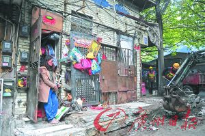 阿姨看著大家清理她堆積的垃圾。廣州日?qǐng)?bào)記者李波 攝