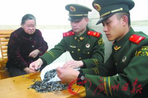 手機內存卡因體積小、價值高，成為水客走私的“新寵”。圖為邊防官兵正在清點走私物品。