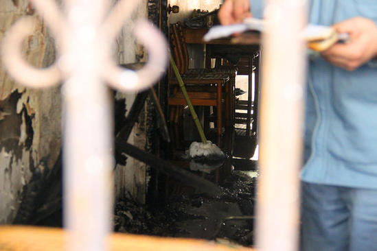 老太疑因吸煙引燃被褥命喪火海 子女熟睡未察覺 老太疑因吸煙引燃被褥命喪火海 子女熟睡未察覺