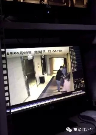 一女子在酒店被陌生男子拖拽。    視頻截圖