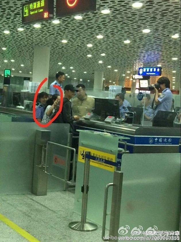 網(wǎng)友在得知此事后，紛紛炮轟上傳照片的人，認為該舉動嚴重侵犯了一人的隱私，涉嫌犯罪