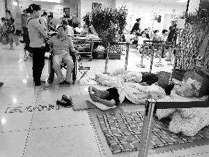 協(xié)和醫(yī)院門外商販出租的床，12小時(shí)500元。