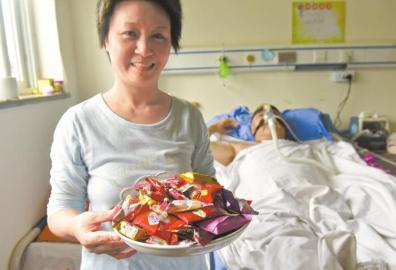 下周三兩人有望拿到結(jié)婚證，21日，喜氣洋洋的楊曉華已經(jīng)準(zhǔn)備好了喜糖。