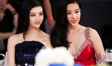 除了白，在合影中還有另外一個(gè)制勝法寶，就是——高。