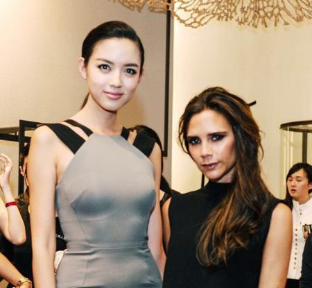 你說(shuō)那是因?yàn)樨惿┨?？那我們換個(gè)人看看？