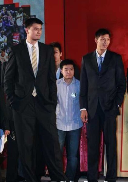 鄧超夫婦以及于嘉、林書(shū)豪，放在人群里都是不錯(cuò)的身高，顯然，他們選錯(cuò)了參照物。