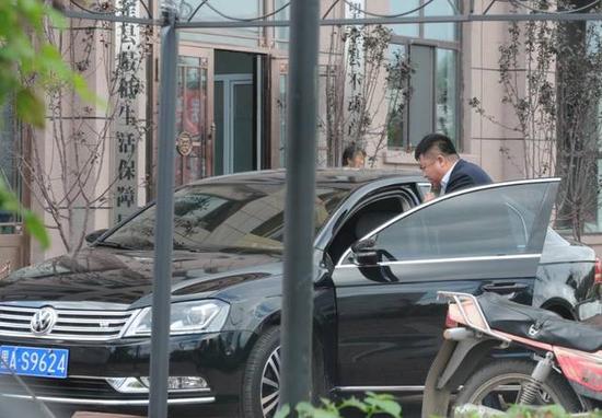 程海濤局長(zhǎng)駕駛的假牌車(chē)，停在縣低保局門(mén)前