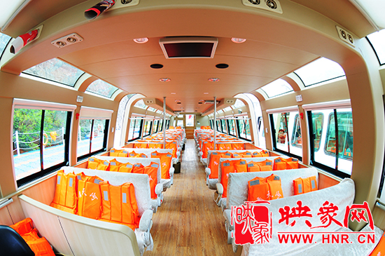 到青天河乘坐龍舟畫舫 暢游靈山秀水 到青天河乘坐龍舟畫舫 暢游靈山秀水