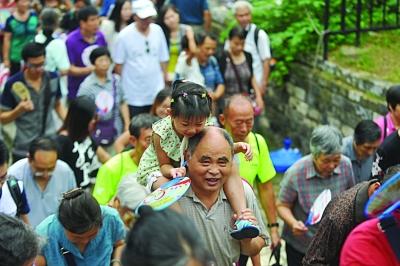 　　昨天不少老人帶著孫子孫女參加活動(dòng),明城墻對(duì)南京人而言,更多的是一種傳承。
