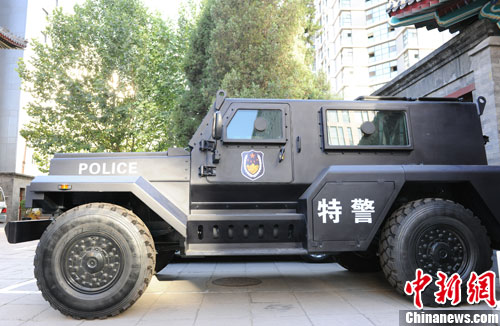 　　國(guó)產(chǎn)輕型聯(lián)合越野戰(zhàn)車側(cè)面照。張龍?jiān)茢z