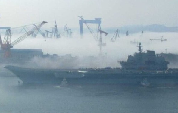 資料圖：我航母平臺(tái)霧中歸航