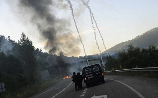 西班牙礦工不滿政府削減津貼 自制火箭彈襲警 西班牙礦工不滿政府削減津貼 自制火箭彈襲警