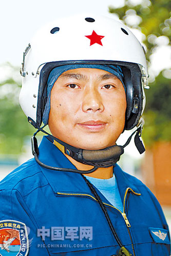 中國(guó)飛行員駕戰(zhàn)機(jī)“無(wú)腿”迫降 機(jī)腹僅輕微擦傷