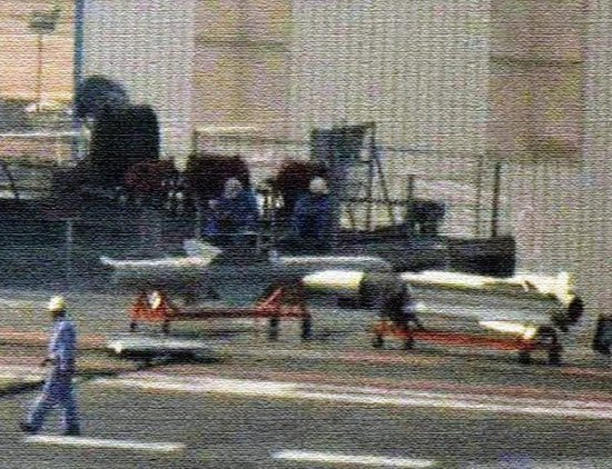 日前網(wǎng)絡(luò)上出現(xiàn)瓦良格號向甲板上吊裝艦載機用的導彈武器實體模型的照片