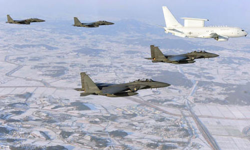 資料圖：韓國F-15K機(jī)群護(hù)衛(wèi)“和平之眼”預(yù)警機(jī)巡視領(lǐng)空