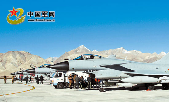 后勤官兵進(jìn)駐雪域高原機(jī)場(chǎng)提供后勤支撐。解放軍報(bào)特約記者 劉應(yīng)華攝