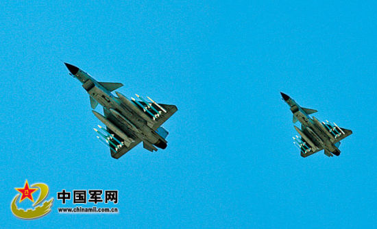 戰(zhàn)機(jī)升空開(kāi)展對(duì)抗訓(xùn)練。肖燕錦攝