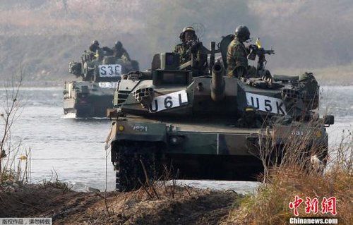 　資料圖：2011年11月2日，韓國軍隊(duì)在首爾東南100公里的驪州進(jìn)行軍事演習(xí)。