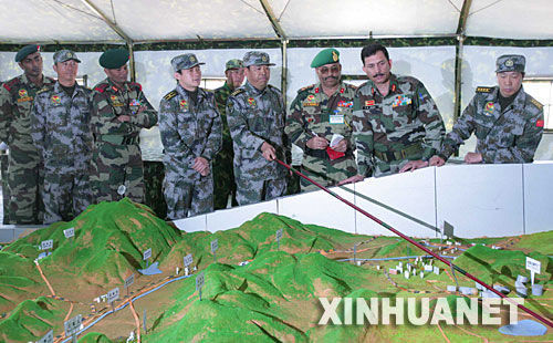 資料圖：2007年12月23日，中印陸軍聯(lián)合軍演中印參訓指導組成員在進行訓練磋商